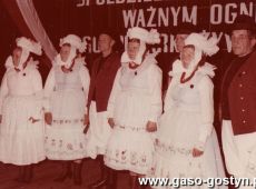 2372.Uroczystosc wreczenia sztandaru Spoldzielni Mleczarskiej w Gostyniu za zdobycie I miejsca w kraju za wyniki osiagniete w 1981 roku w ramach wspolzawodnictwa pracy (27 lipca 1982 r.)-wystep zespolu biskupianskiego