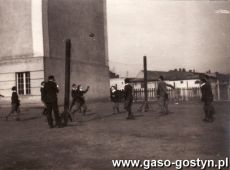 2384. Gimnajum w Gostyniu - mecz pilki siatkowej uczniow klasy V (czerwiec 1930 r.)