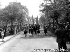 2407.Pracownicy Wielkopolskiej Huty Szkla w Gostyniu w pochodzie 1-majowym.JPG