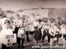 2412. Rynek w Gostyniu - manifestacja 1-majowa (uczniowie Szkoly Podstawowej nr 1, 1967 r.)