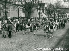 2413. Uczniowie Szkoly Podstawowej nr 2 w Gostyniu w pochodzie 1-majowym (ul.Marchlewskiego, 1979 r.)