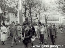 2416. Nauczyciele i uczniowie Szkoly Podstawowej nr 3  w pochodzie 1-majowym (Gostyn, ul. Marchlewskiego, 1977 r.)