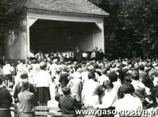 2443.Zakonczenie roku szkolnego dla uczniow Szkoly Podstawowej nr 1 i pozegnanie odchodzacej na emeryture kierownik szkoly Bronislawy Eitner (park przy Powiatowym Domu Kultury w Gostyniu, 28 czerwca 1963 r.)