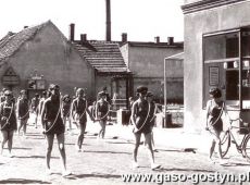 2452. Uczniowie Liceum Ogolnoksztalcacego maszeruja w pochodzie wiekow (Gostyn, ul. PPR, 1966 r.)