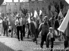 2465.Rynek w Gostyniu - pracownicy Wielkopolskiej Huty Szkla w Gostyniu w pochodzie 1-majowym.JPG