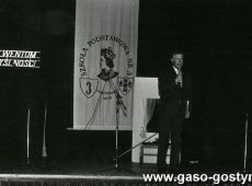 2467.Pozegnanie absolwentow Szkoly Podstawowej nr 3 w Gostyniu (1988 r.) - przemawia dyr Kazimierz Dworecki