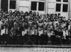 2468.Harcerski chor i orkiestra przy Szkole Podstawowej nr1 w Gostyniu (1972 r.)