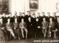 2483. Gimnazjum w Gostyniu - maturzysci i grono pedagogiczne  (1930 r.)