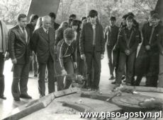 2488.Wycieczka czlonkow ZSMP i uczniow klasy III Zespolu Szkol Zawodowych z Gostynia z okazji Dnia Wojska Polskiego do Poznania (zlozenie wiazanki na cokole pomnika poswieconego zolnierzom Armii Poznan, 1984 r.)