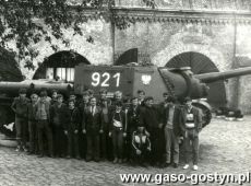 2492.Wycieczka czlonkow ZSMP i uczniow klasy III Zespolu Szkol Zawodowych z Gostynia z okazji Dnia Wojska Polskiego do Poznania (1984 r.)-Muzeum Techniki Pancernej Wyzszej Szkoly Oficerskiej Wojsk Pancernych