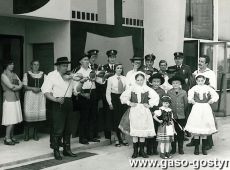 2501.Gosci przybywajacych na akademie z okazji 60-lecia Wielkopolskiej Huty Szkla w Gostyniu witala kapela ludowa z Jutrosina (1982 r.)