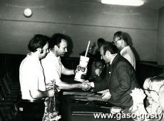 2506.Akademia w Zakladowym Domu Kultury Hutnik z okazji 60-lecia WHS w Gostyniu (1982 r.)-zyczenia na rece dyrektora Boleslawa Bukowskiego sklada  Zbigniew Guderski - prezes Spoldzielni Mleczarskiej