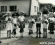 2518.Stadion w Gostyniu-festyn z okazji 60-lecia Wielkopolskiej Huty Szkla (1982 r.), wystep dzieci z Przedszkola nr 4 (Jarzebinka)