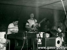 2519.Stadion w Gostyniu-festyn z okazji 60-lecia Wielkopolskiej Huty Szkla (1982 r.), zabawe taneczna prowadzil zespol Tornado