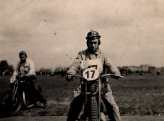 252. Henryk Ignasiak w barwach Moto Klubu Unia Gostyn na Zjezdzie Plakietowym do grobu sw. Wojciecha w Gnieznie (25 kwietnia 1948 r.)