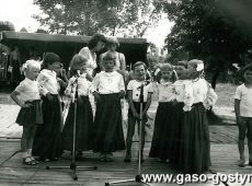 2520.Stadion w Gostyniu-festyn z okazji 60-lecia Wielkopolskiej Huty Szkla (1982 r.), wystep dzieci z Przedszkola nr 4 (Jarzebinka)