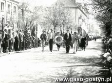 2521.Uczniowie z Zespolu Szkol Zawodowych w pochodzie 1-majowym (1987 r.)