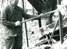 2526.Cwiczenia zgrywajace czlonkow Oddzialu Ratownictwa Technicznego gostynskiego Przedsiebiorstwa Budownictwa Rolniczego w Wasoszu (maj 1976 r.)-brygadzista Stanislaw Walczak