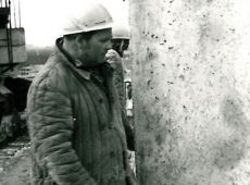 2527.Cwiczenia zgrywajace czlonkow Oddzialu Ratownictwa Technicznego gostynskiego Przedsiebiorstwa Budownictwa Rolniczego w Wasoszu (maj 1976 r.)-Wladyslaw Kaminski przy montazu sciany