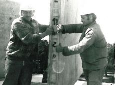 2528.Cwiczenia zgrywajace czlonkow Oddzialu Ratownictwa Technicznego gostynskiego Przedsiebiorstwa Budownictwa Rolniczego w Wasoszu (maj 1976 r.)
