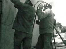 2529.Cwiczenia zgrywajace czlonkow Oddzialu Ratownictwa Technicznego gostynskiego Przedsiebiorstwa Budownictwa Rolniczego w Wasoszu (maj 1976 r.)