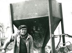 2530.Cwiczenia zgrywajace czlonkow Oddzialu Ratownictwa Technicznego gostynskiego Przedsiebiorstwa Budownictwa Rolniczego w Wasoszu (maj 1976 r.)-Bronislaw Sworowski przy betonowniu