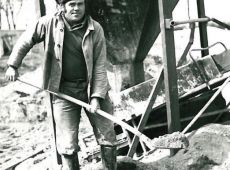2530.Cwiczenia zgrywajace czlonkow Oddzialu Ratownictwa Technicznego gostynskiego Przedsiebiorstwa Budownictwa Rolniczego w Wasoszu (maj 1976 r.)-Bronislaw Sworowski przy betonowniu