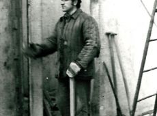 2531.Cwiczenia zgrywajace czlonkow Oddzialu Ratownictwa Technicznego gostynskiego Przedsiebiorstwa Budownictwa Rolniczego w Wasoszu (maj 1976 r.)-Bogdan Wozny w trakcie profilowania scian z prefabrykatow