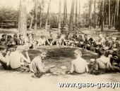 254.Oboz letni III druzyny harcerskiej z Gostynia w Glogowku-1930r.( w srodku prof.Kolomlocki)