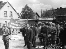 2544.Zgrupowanie przed pochodem 1-majowym  pracownikow Przedsiebiorstwa Konserwacji i Eksploatacji Urzadzen Wodno-Melioracyjnych w Gostyniu z siedziba w Grabonogu na krzyzowaniu ulic Nad Kania i Fabryczna
