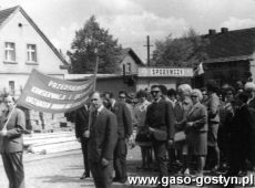 2544.Zgrupowanie przed pochodem 1-majowym  pracownikow Przedsiebiorstwa Konserwacji i Eksploatacji Urzadzen Wodno-Melioracyjnych w Gostyniu z siedziba w Grabonogu na krzyzowaniu ulic Nad Kania i Fabryczna