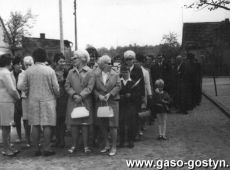 2545.Zgrupowanie przed pochodem 1-majowym  pracownikow Przedsiebiorstwa Konserwacji i Eksploatacji Urzadzen Wodno-Melioracyjnych w Gostyniu z siedziba w Grabonogu na krzyzowaniu ulic Nad Kania i Fabryczna