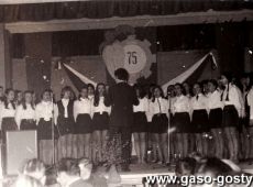 2573. Jubileusz 75-lecia Cukrowni w Gostyniu uswietnil wystep choru Liceum Ogolnoksztalcacego pod dyrekcja Andrzeja Janowskiego (29 kwietnia 1972 r.)