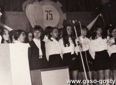 2575.Jubileusz 75-lecia Cukrowni w Gostyniu uswietnil wystep choru Liceum Ogolnoksztalcacego pod dyrekcja Andrzeja Janowskiego (29 kwietnia 1972 r.)