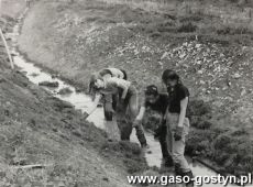 2589.Uczennice gostynskiego Liceum Ogolnoksztalcacego w czasie pracy na obozie OHP w przedsiebiorstwie melioracyjnym MG Streudorf (1985 r.)