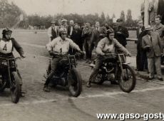 259. Henryk Ignasiak (pierwszy z prawej) w barwach Moto Klubu Unia Gostyn na wyscigu motocyklowym w Gnieznie (5 wrzesnia 1948 r.)