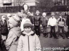 2590.Powitanie wiosny przez przedszkolakow z Przedszkola nr 1 w Gostyniu (1986 r.)