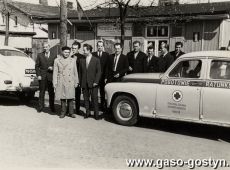 2592.Przed siedziba Powiatowego Oddzialu Polskiego Czerwonego Krzyza przy ulicy Zjednoczonego Ruchu Ludowego (obecnie Wincentego Witosa) w Gostyniu (1 maja 1965 r.)