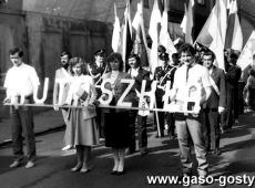 2595.Pracownicy Wielkopolskiej Huty Szkla w Gostyniu zmierzaja na miejsce zbiorki rozpoczecia pochodu 1-majowego.JPG