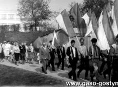 2596.Pracownicy Wielkopolskiej Huty Szkla w Gostyniu zmierzaja na miejsce zbiorki rozpoczecia pochodu 1-majowego.JPG