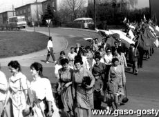 2597.Pracownicy Wielkopolskiej Huty Szkla w Gostyniu zmierzaja na miejsce zbiorki rozpoczecia pochodu 1-majowego.JPG