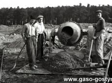 2600. W 1958 roku rozpoczela sie rozbudowa Huty Szkla w Gostyniu, nowy zaklad powstal na bazie starej huty, a pod zabudowe wykorzystano teren boiska sportowego