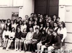 2602. Liceum Ogolnoksztalcace w Gostyniu - uczniowie klasy IV wraz nauczycielami Helena Turska i Romanem Towaszewskim (1971 r.)