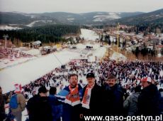 2604. Pracownicy Spoldzielni Mleczarskiej w Gostyniu na 17. Mistrzostwach Swiata w Lotach Narciarskich, ktore odbyly sie w dniach 9 - 10 marca 2002 w Harrachovie na skoczni Certak K-185