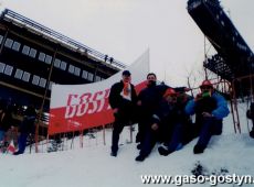 2605. Pracownicy Spoldzielni Mleczarskiej w Gostyniu na 17. Mistrzostwach Swiata w Lotach Narciarskich, ktore odbyly sie w dniach 9 - 10 marca 2002 w Harrachovie na skoczni Certak K-185