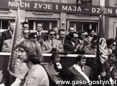 2611. 1 Maja - trybuna honorowa przed siedziba PZPR w Gostyniu