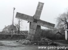 2611. Wiatrak w skansenie przy Zespole Szkol Rolniczych w Grabonogu (1984 r.)