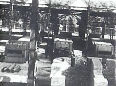 2621.Rozbudowa Huty Szkla w Gostyniu - stawianie stropow nad piwnicami oraz fundamentow odprezarek (1961 r.)