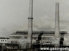 2622. Rozbudowa Huty Szkla w Gostyniu - koniec budowy drugiego komina (1961 r.)