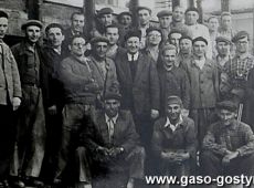 2623.Rozbudowa Huty Szkla w Gostyniu - ostatnia zaloga huty pracujaca na polautomatach (maj 1961 r.)